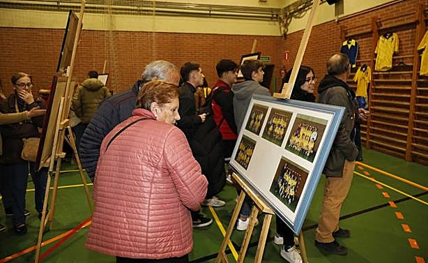 Imagen principal - Muestra fotográfica durante el homenaje, firmas de agradecimiento en el libro y Ángela, una de las monitoras del club