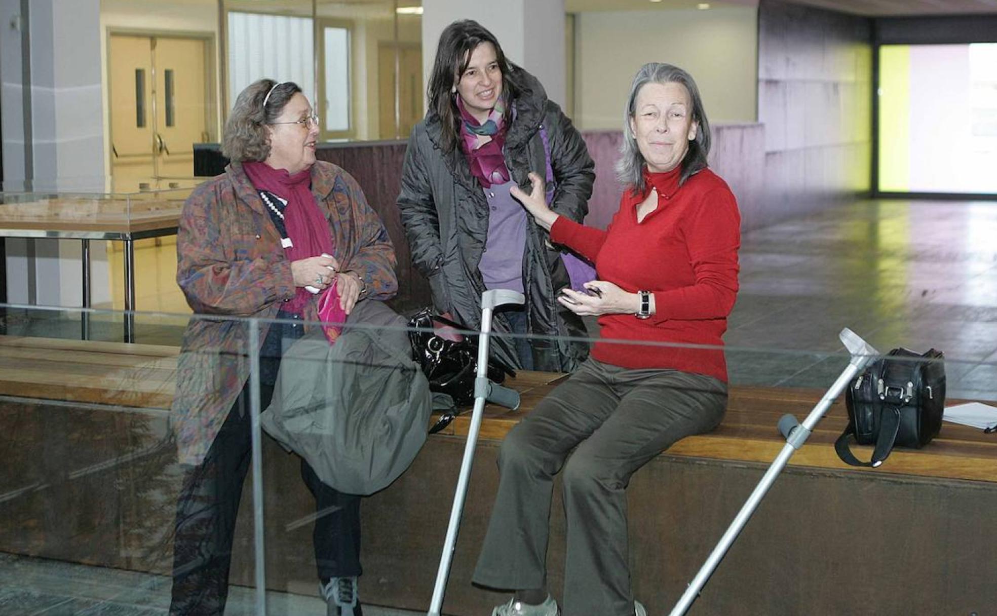 Conchita Peláez, a la derecha, junto a su prima Araceli del Olmo, sentada, y su hija Amalia, en el pasillo del Hospital Río Hortega el día de su inauguración, el 17 de noviembre de 2008.