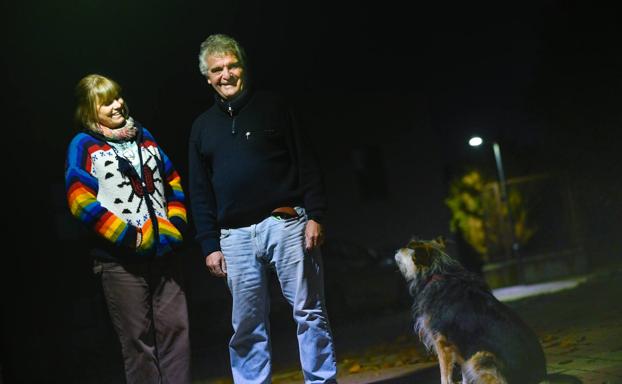 Ana García y Lucio Carbajo, con su perra Lía, en Tudela de Duero.