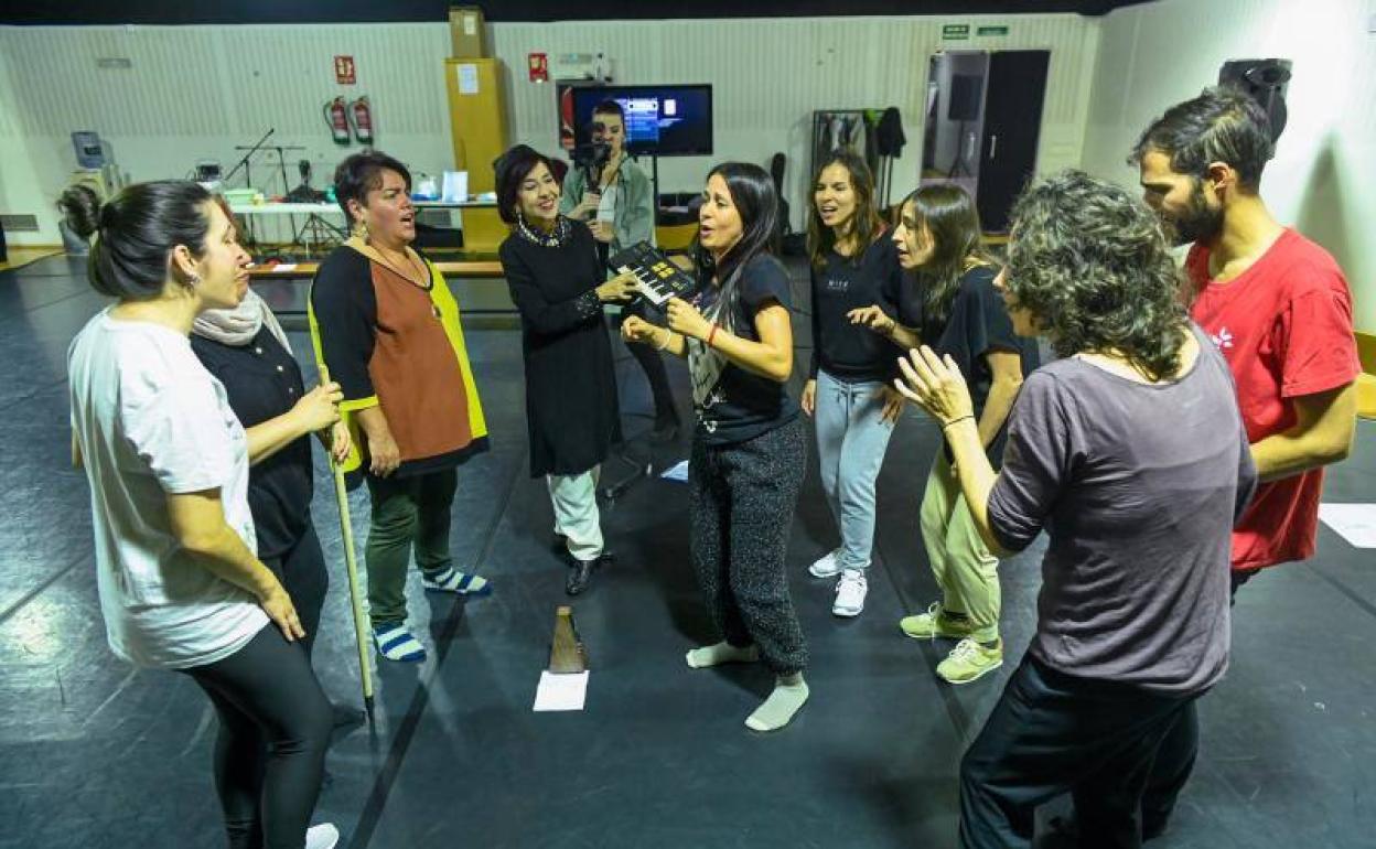 Fátima Miranda, en el centro, rodeada de sus alumnos en plena práctica. 