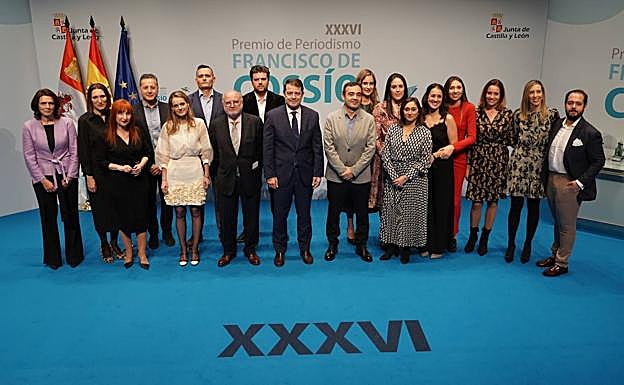 Fernández Mañueco, junto a los galardonados en los XXXVI Premios de Periodismo Francisco de Cossío.