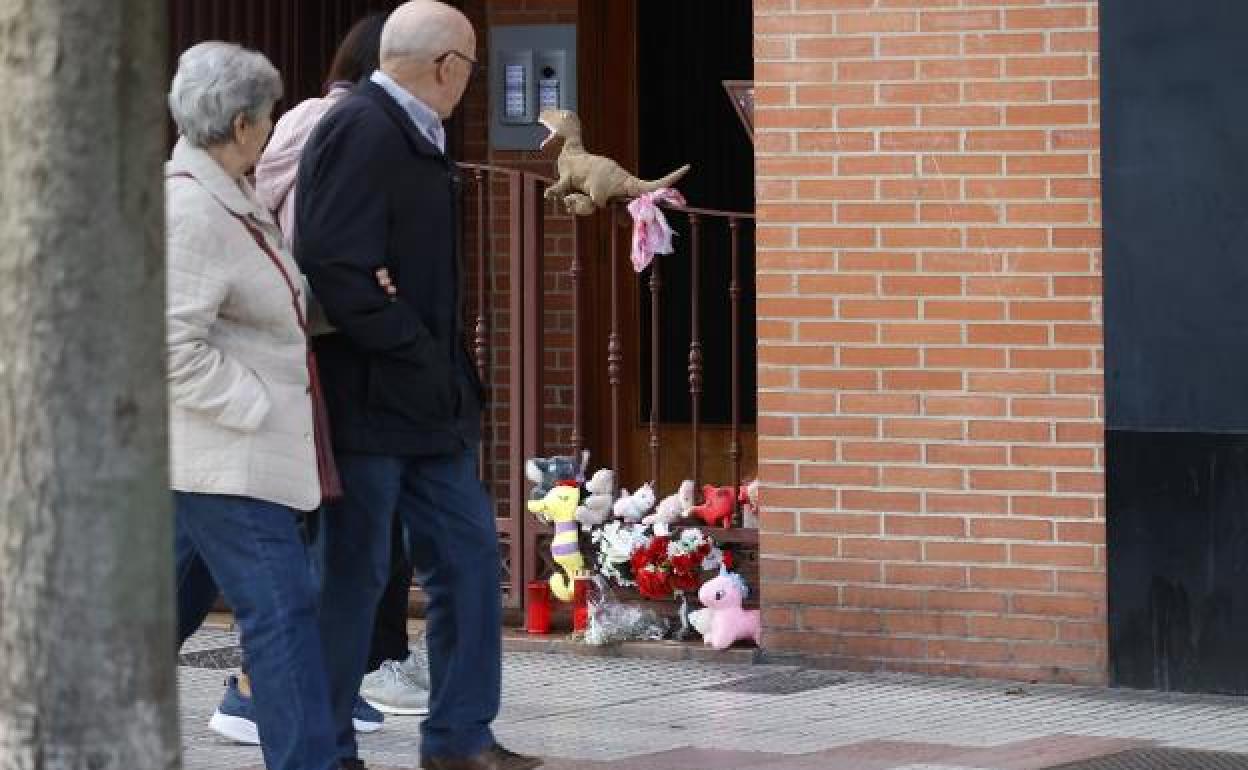 Flores, velas y peluches en el portal de Gaspar García Laviana, donde vivía Olivia. 