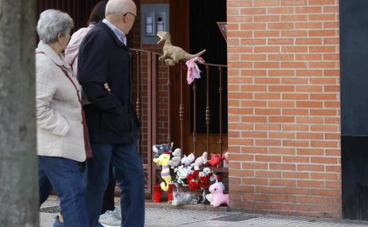 Flores, velas y peluches en el portal de Gaspar García Laviana, donde vivía Olivia.