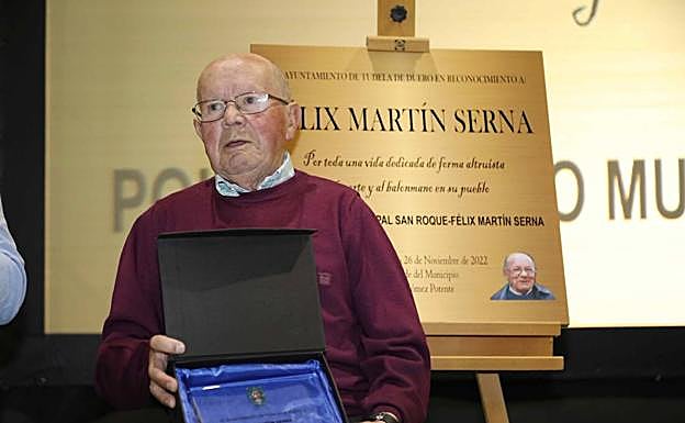 Imagen principal - Félix Martín, los asistentes ovacionando al homenajeado y Esteban, el actual tesorero del club