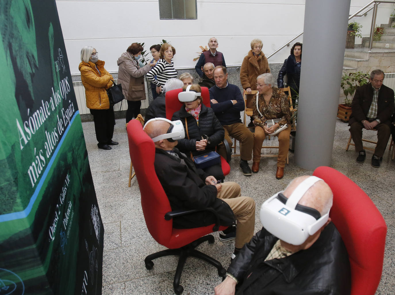 Fotos: Las personas mayores también suben a los ojos del Cristo