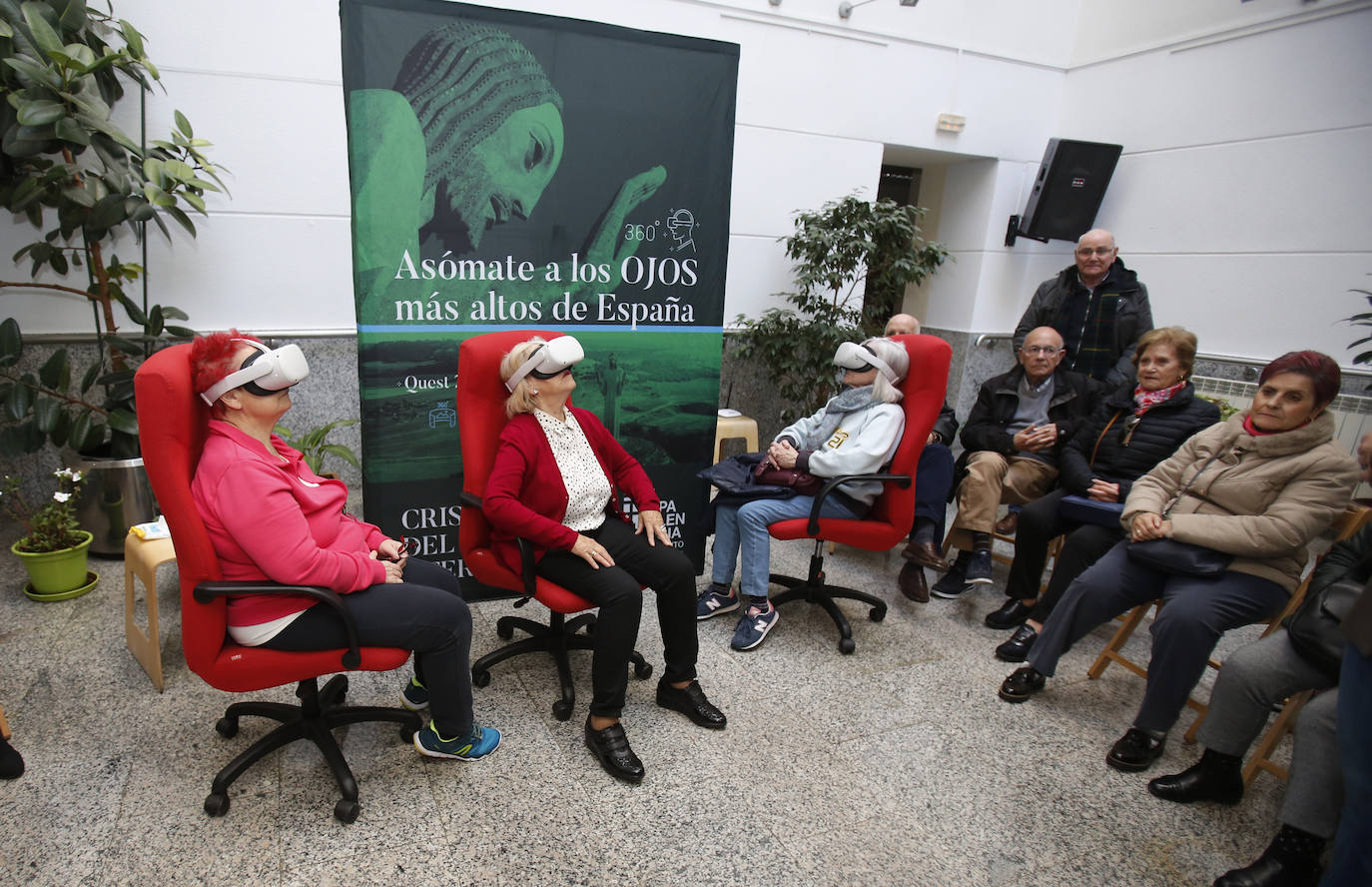 Fotos: Las personas mayores también suben a los ojos del Cristo