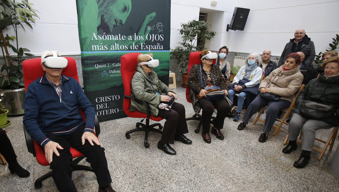Fotos: Las personas mayores también suben a los ojos del Cristo