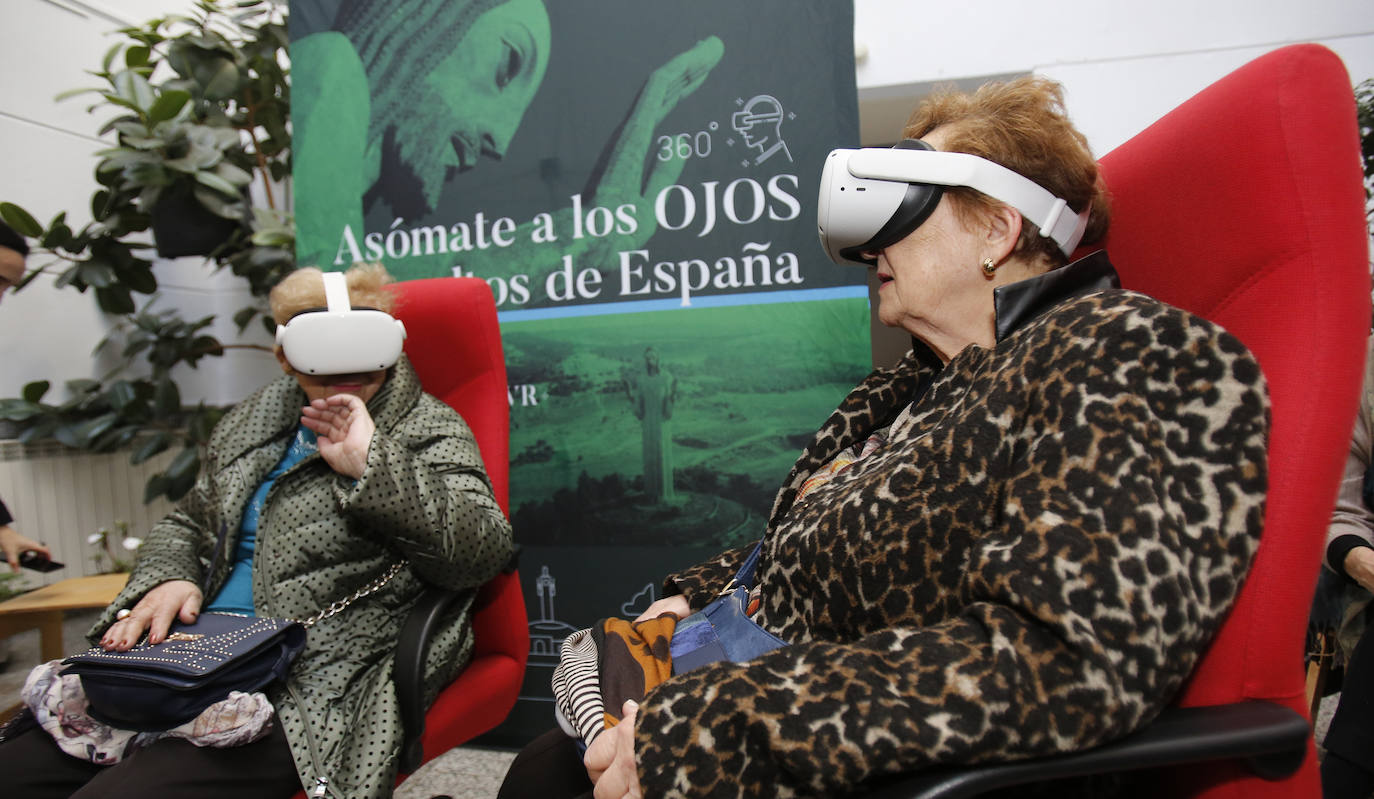 Fotos: Las personas mayores también suben a los ojos del Cristo