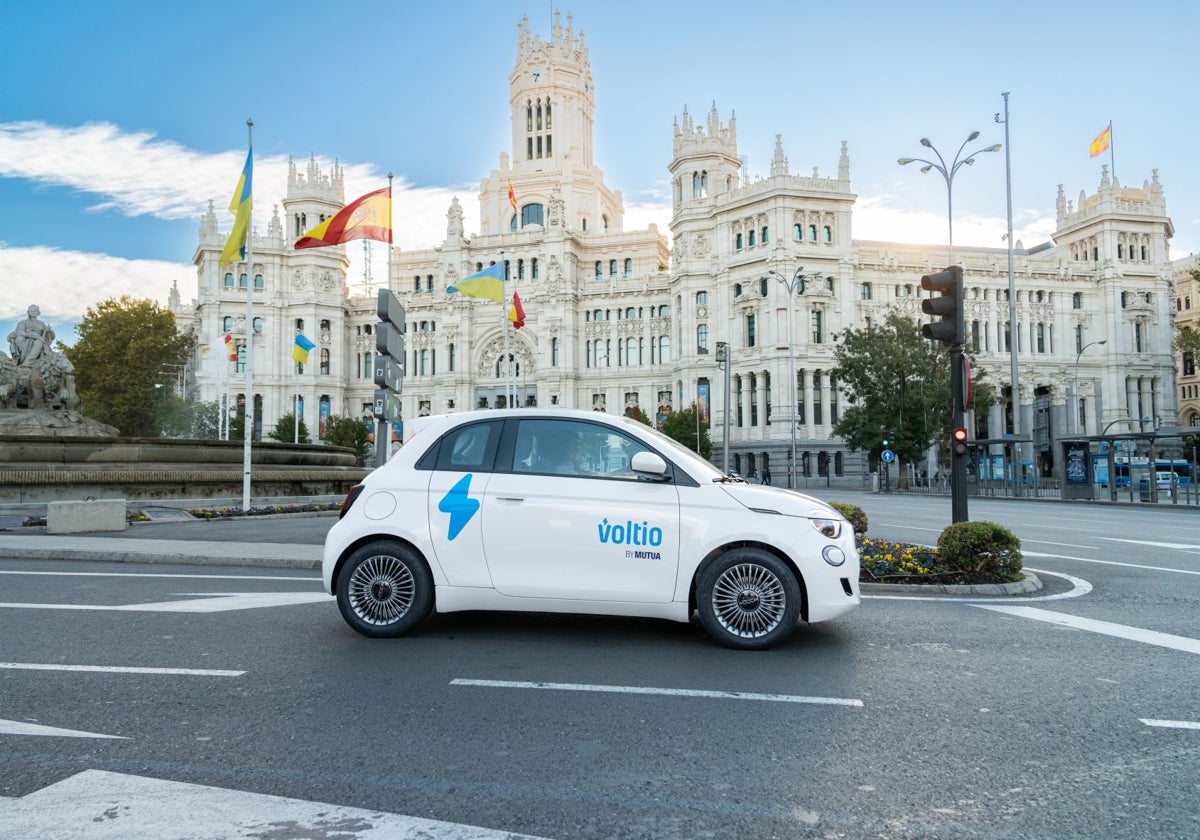 Un Fiat 500 eléctrico rueda por Madrid