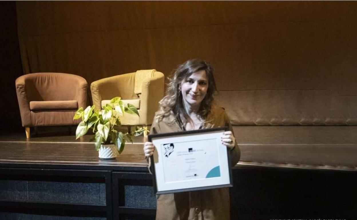 María Velasco, con el diploma que acredita su premio. 