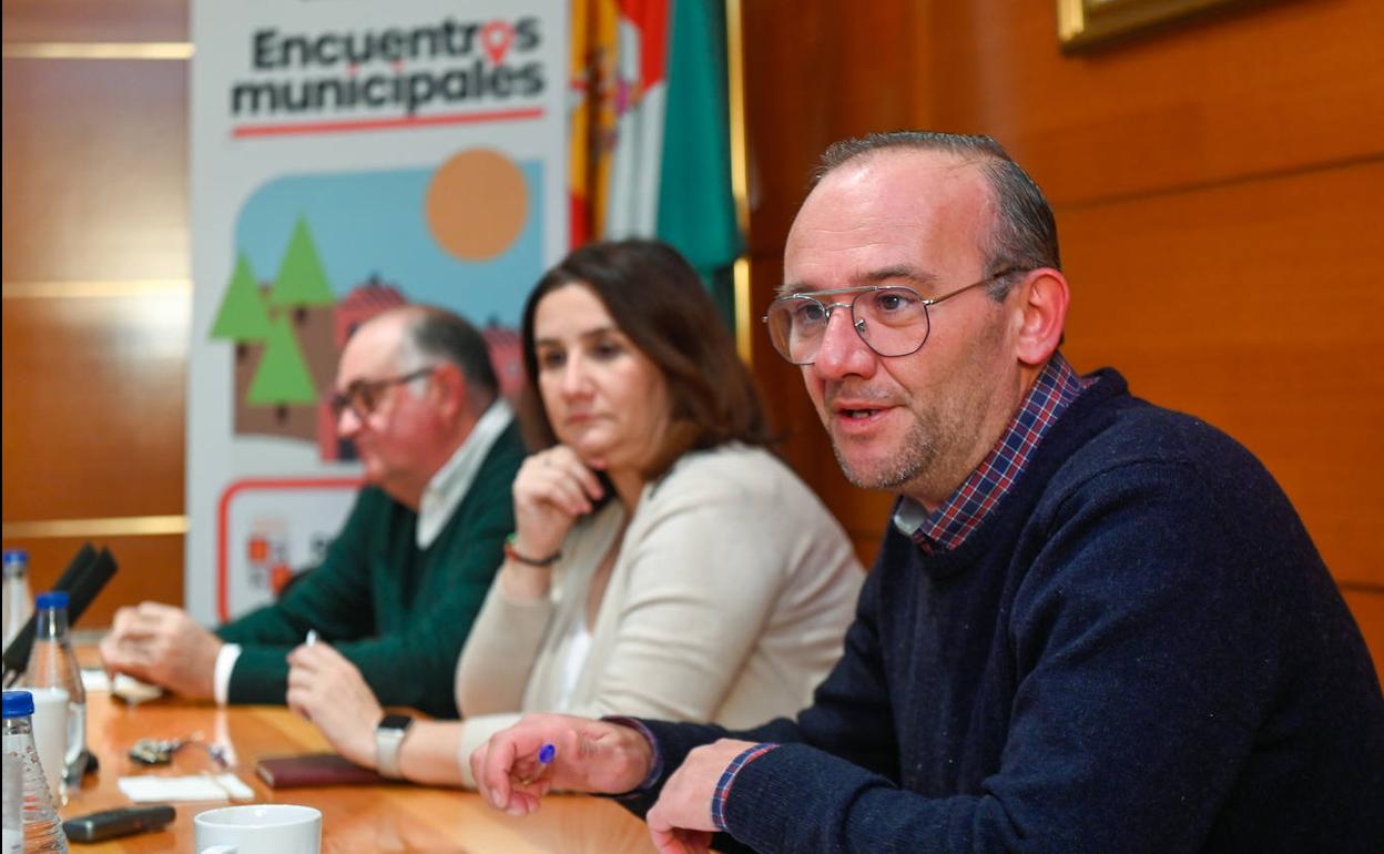 En primer término, a la derecha, Adolfo López, alcalde de Mojados, acompañado de Patricia González, alcaldesa de La Cistérniga y José Luis Gómez, alcalde de Sardón de Duero.