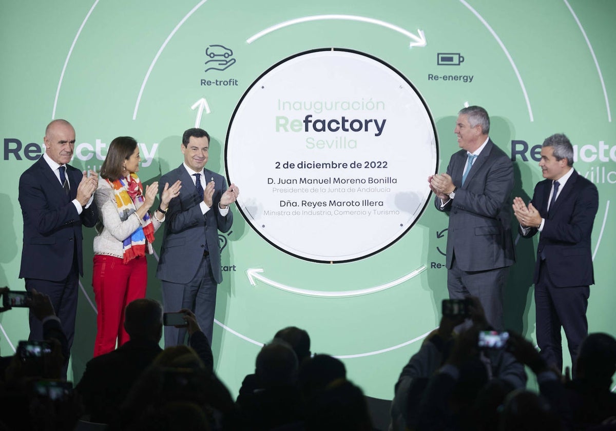 Miembros de Renault y los gobiernos estatal y regional en la inauguración de Refactory Sevilla 