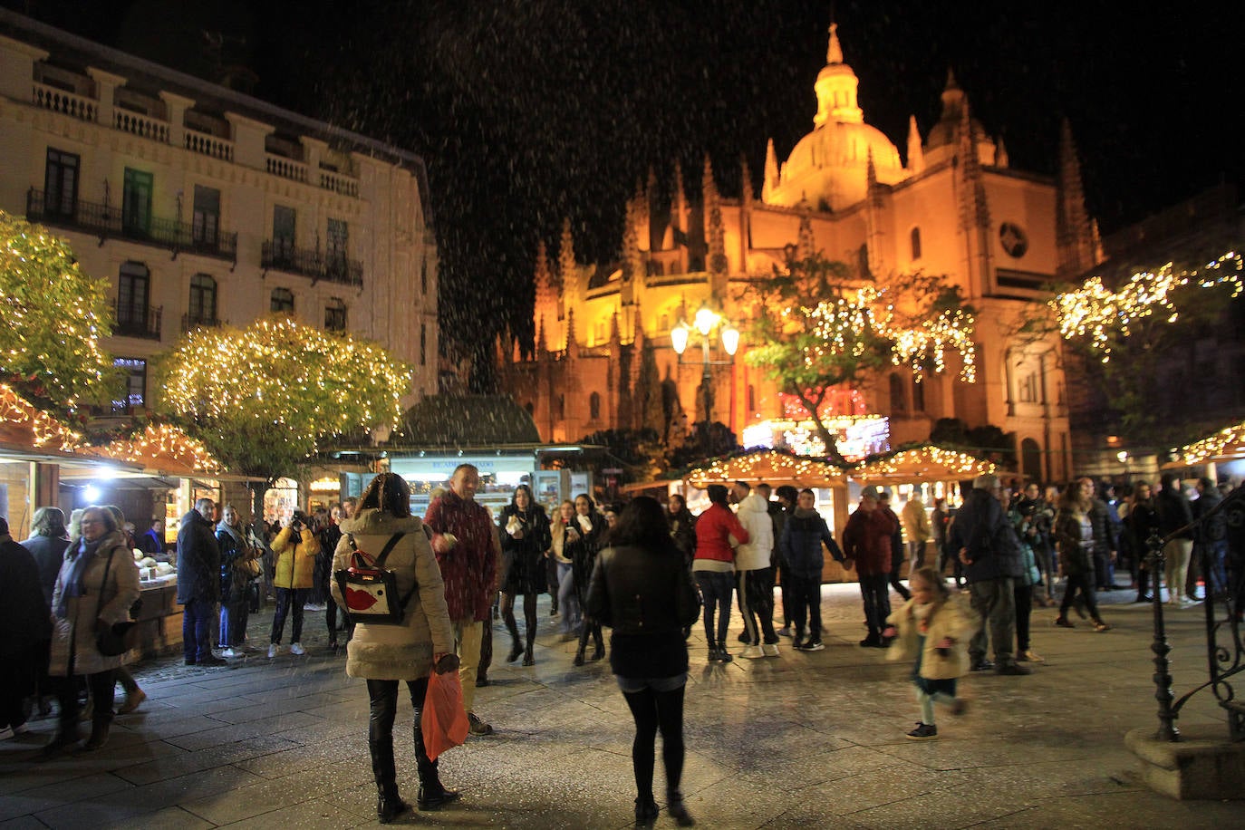 Iluminación navideña en las calles del centro de Segovia.