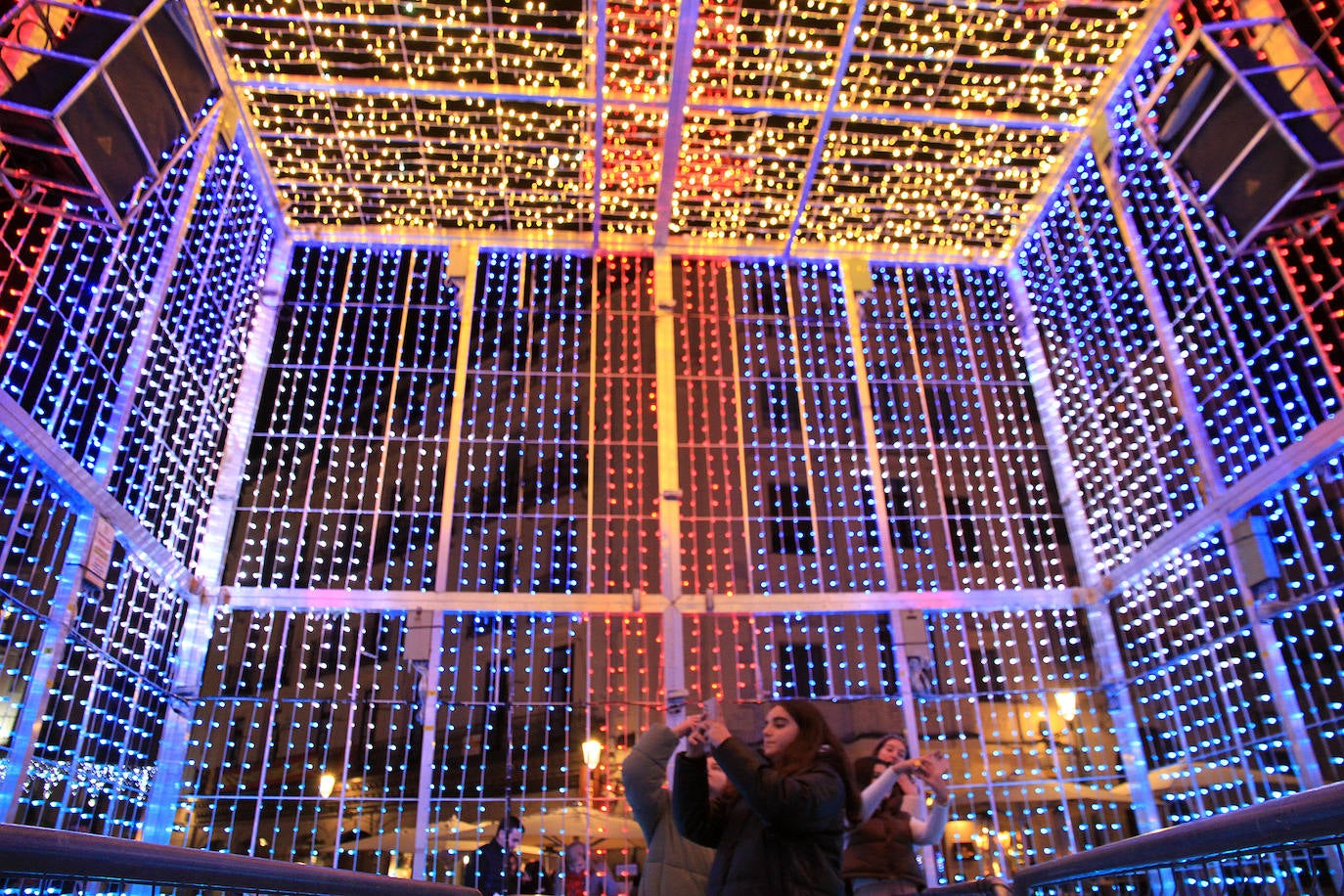 Iluminación navideña en las calles del centro de Segovia.