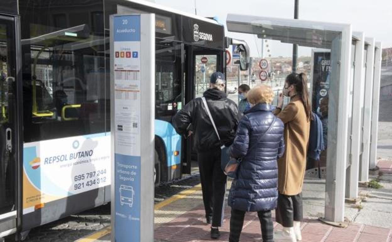 Usuarios del transporte urbano de Segovia esperan a subir a un autobús. 