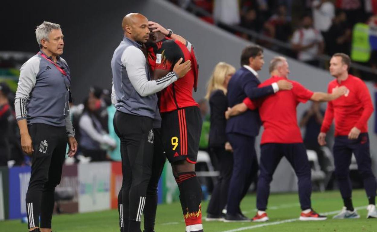 Lukaku, consolado por Henry, desolado al acabar el partido en el que Bélgica certificó la eliminación
