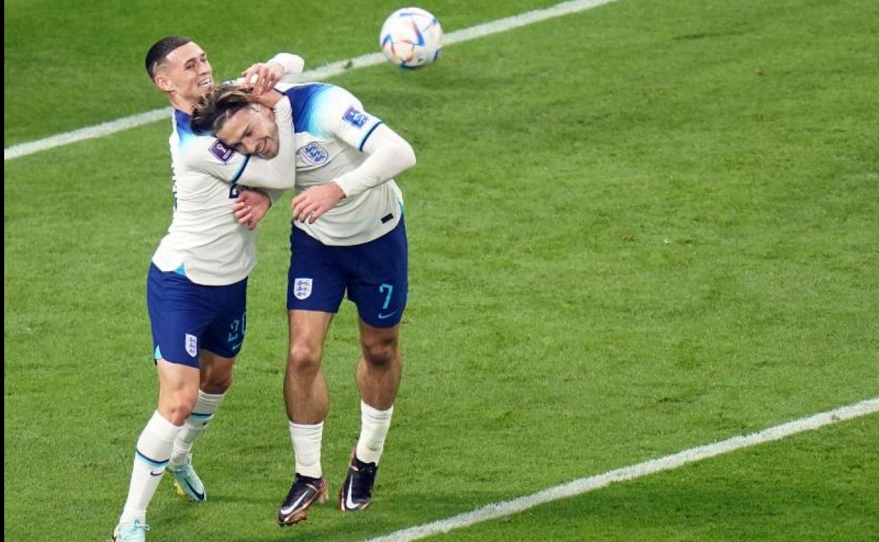 Graelish, derecha, recibe el abrazo de Fodden tras anotar el sexto gol ante Irán