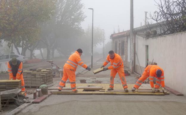 Los operarios colocan las baldosas del tramo en obras de la Cañada de Fuente Amarga. 