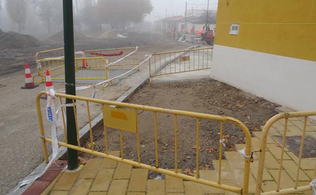 Imagen principal - Arriba, el tramo en el que acababa el adoquinado de 2010 en la Cañada de Fuente Amarga. Debajo, tramo en obras desde la esquina con la avenida de Soria. 