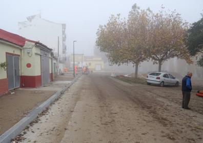 Imagen secundaria 1 - Arriba, el tramo en el que acababa el adoquinado de 2010 en la Cañada de Fuente Amarga. Debajo, tramo en obras desde la esquina con la avenida de Soria. 