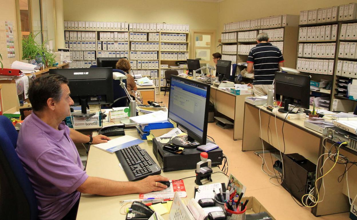 Trabajadores en una de las áreas municipales del Ayuntamiento de Segovia. 
