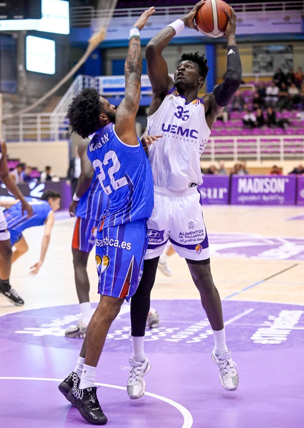 Fotos: Mucho sufrimiento en el enfrentamiento entre el Real Valladolid Baloncesto y el Almansa