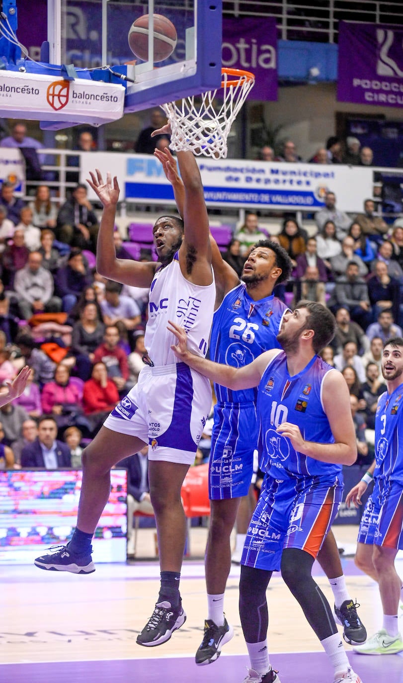 Fotos: Mucho sufrimiento en el enfrentamiento entre el Real Valladolid Baloncesto y el Almansa