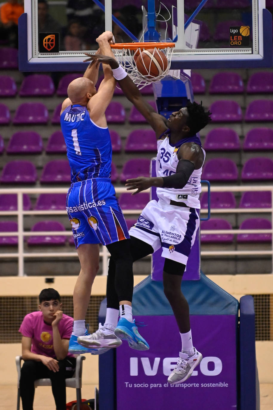 Fotos: Mucho sufrimiento en el enfrentamiento entre el Real Valladolid Baloncesto y el Almansa