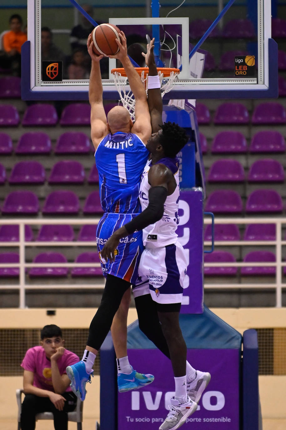 Fotos: Mucho sufrimiento en el enfrentamiento entre el Real Valladolid Baloncesto y el Almansa