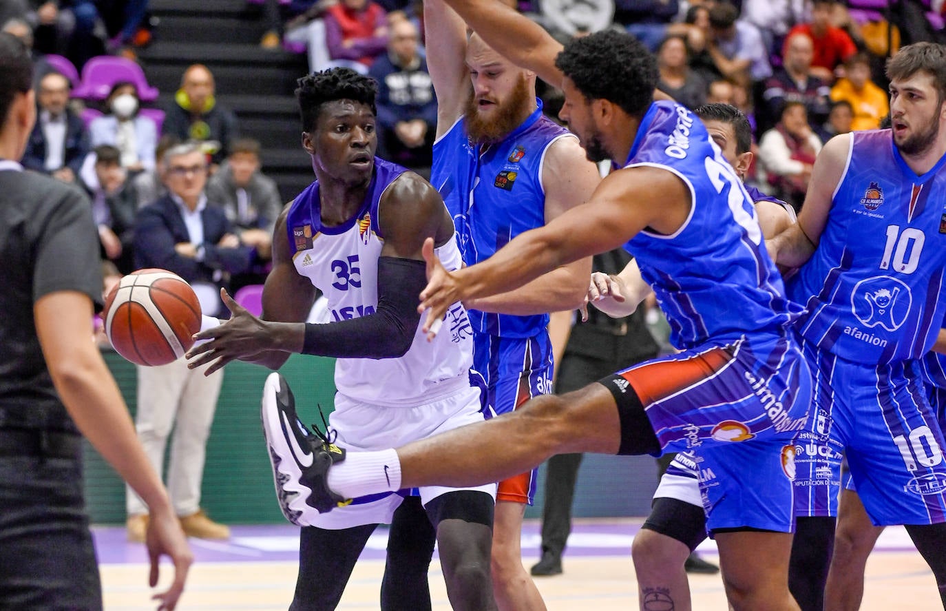 Fotos: Mucho sufrimiento en el enfrentamiento entre el Real Valladolid Baloncesto y el Almansa