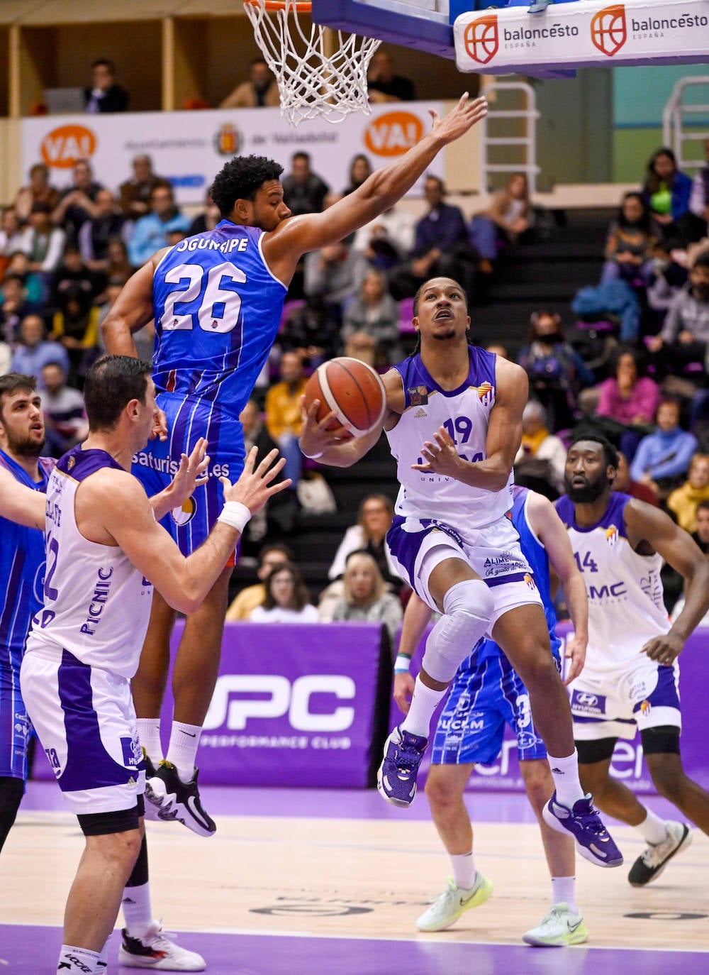 Fotos: Mucho sufrimiento en el enfrentamiento entre el Real Valladolid Baloncesto y el Almansa