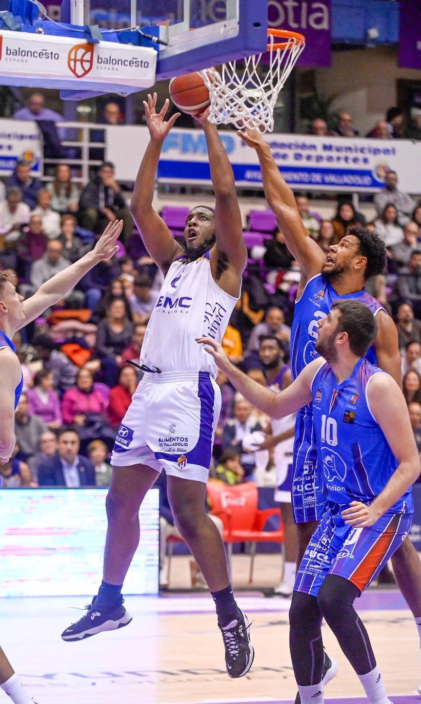 Fotos: Mucho sufrimiento en el enfrentamiento entre el Real Valladolid Baloncesto y el Almansa