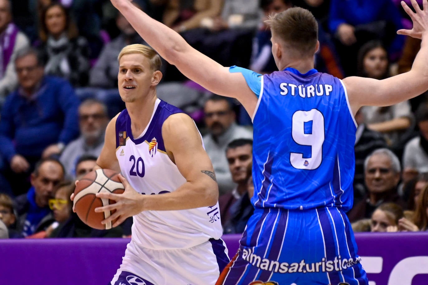 Fotos: Mucho sufrimiento en el enfrentamiento entre el Real Valladolid Baloncesto y el Almansa