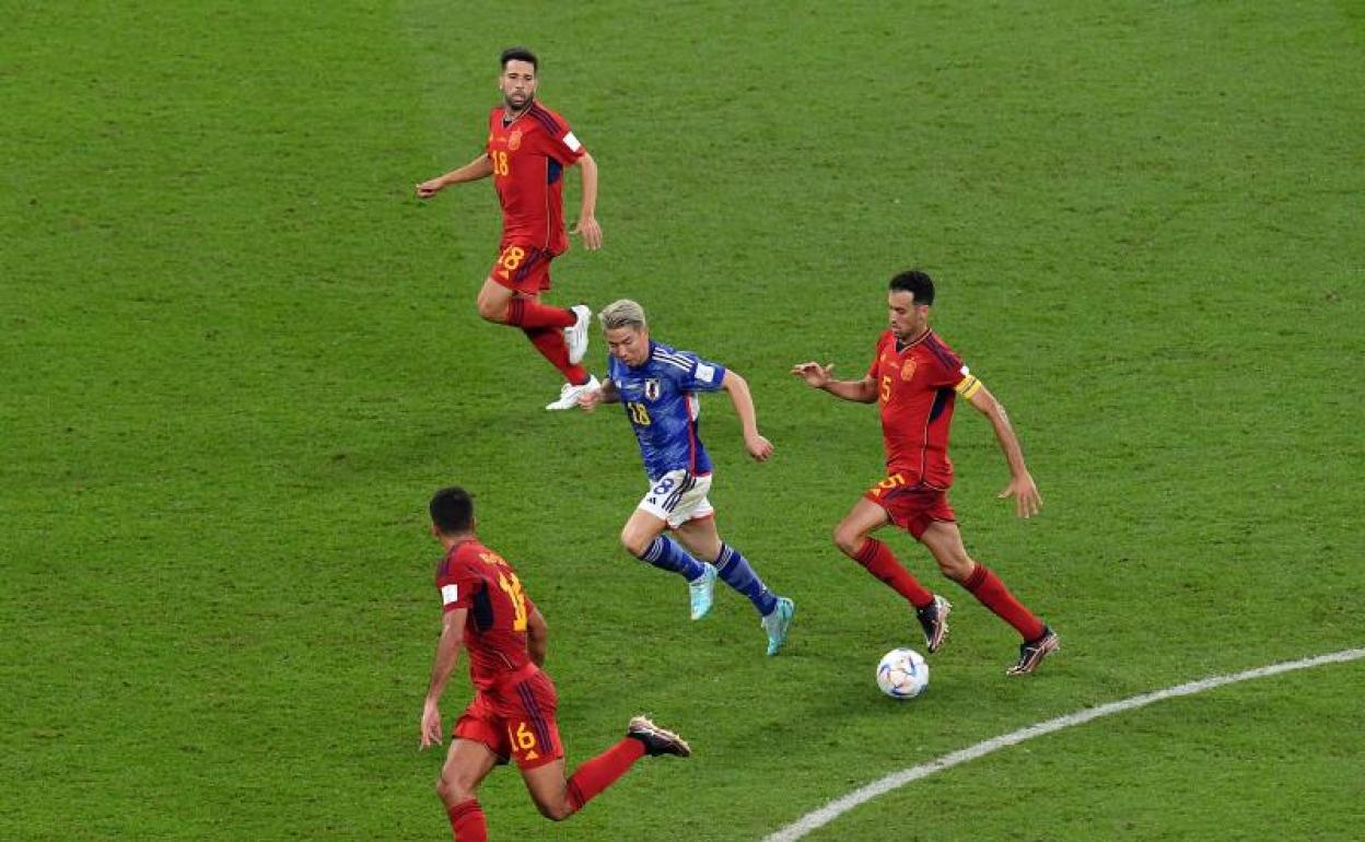 Sergio Busquets conduce el balón durante el partido ante Japón. 