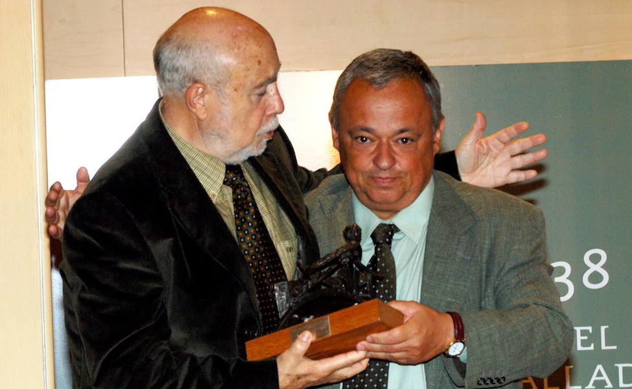 El escritor Raúl Guerra Garrido y el consejero de Cultura, Gonzalo Santonja, en una pasada edición de la Feria del Libro de Valladolid. 