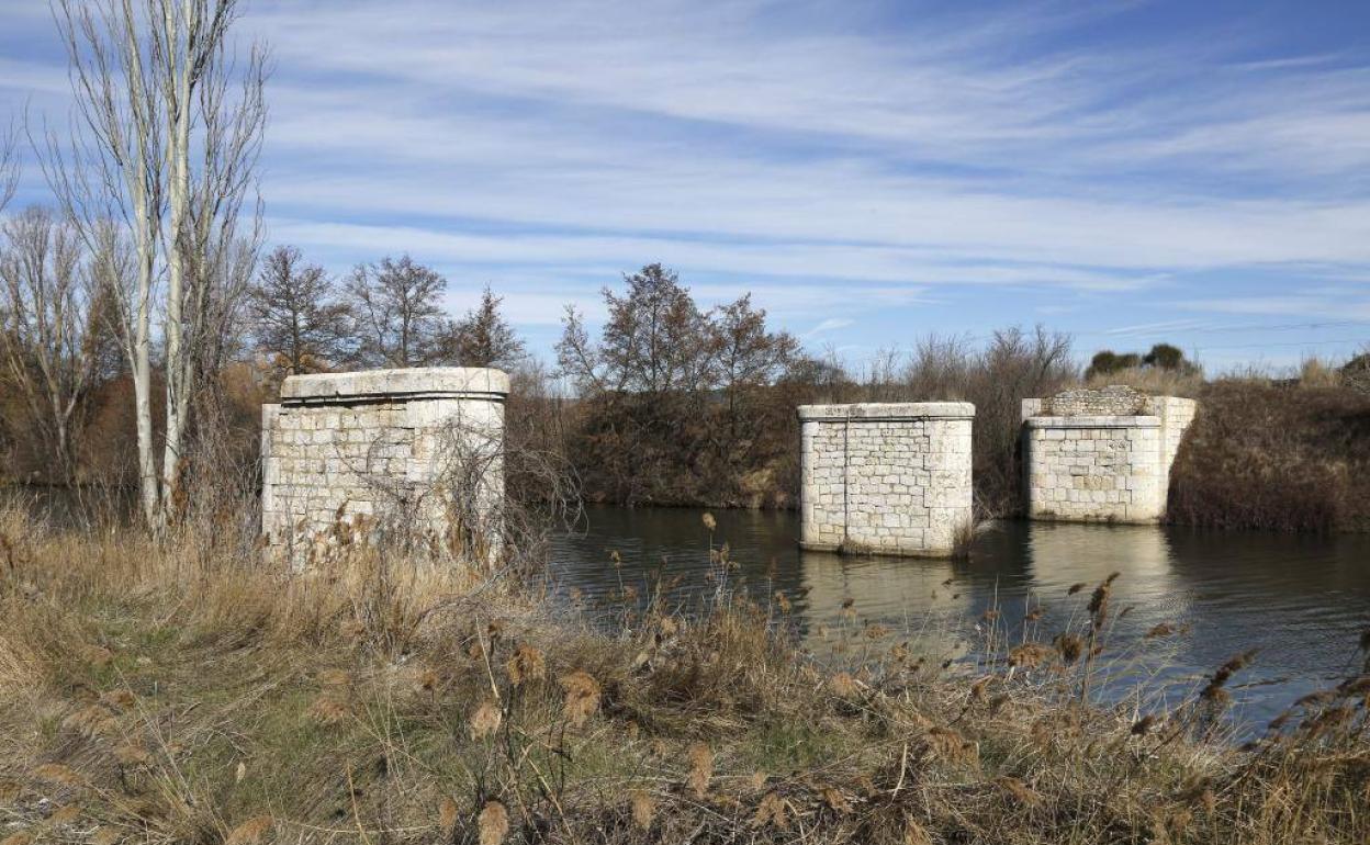 Restos del puente del Ferrocarril Secundario.