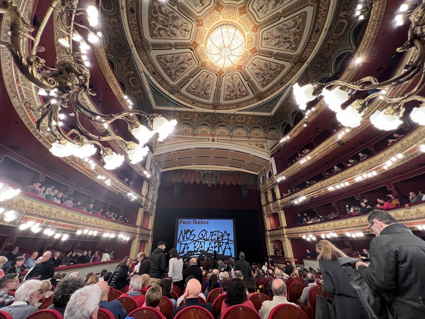 Fotos: Paco Ibáñez llena el Calderón en Valladolid