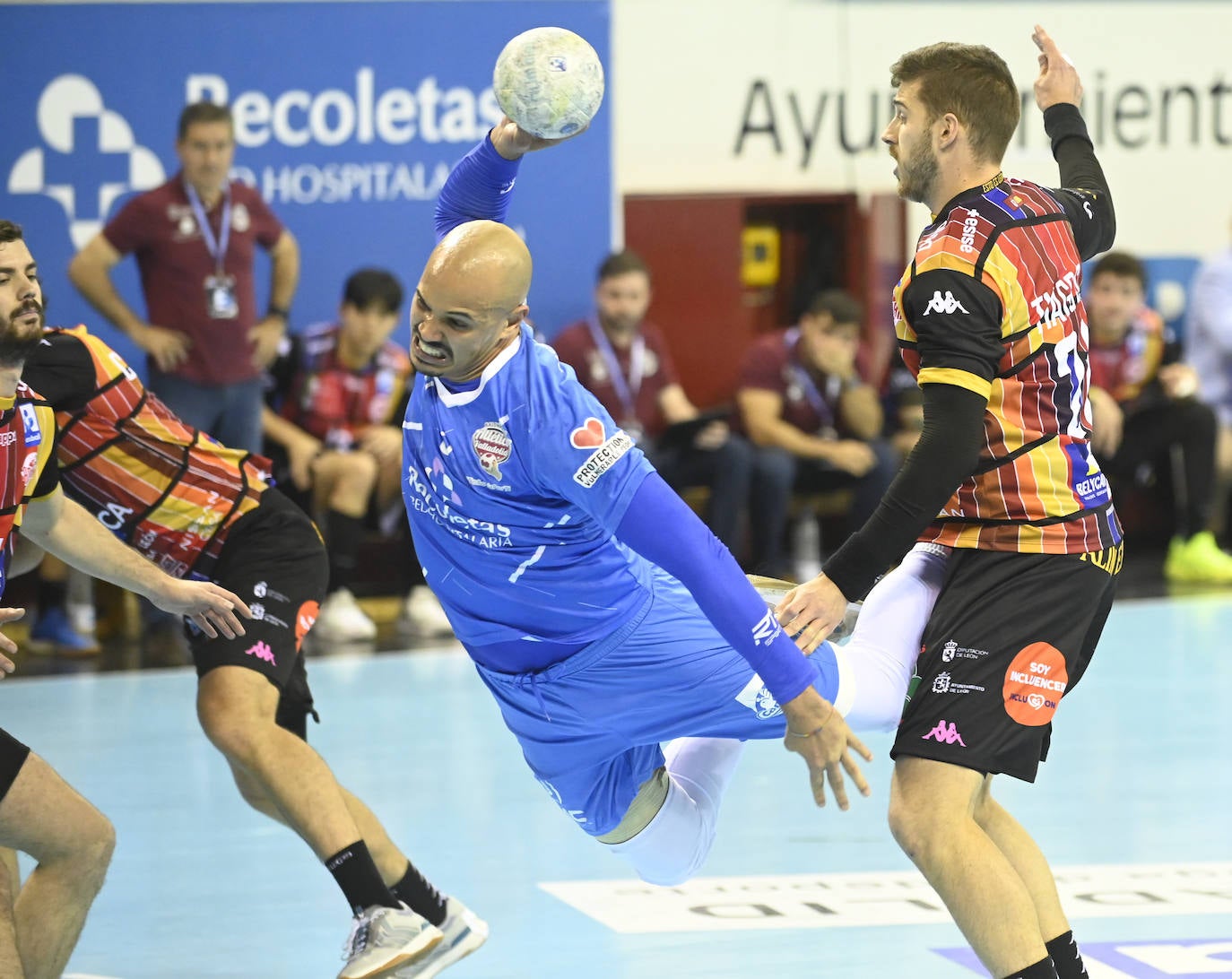 Fotos: Derbi regional entre el Recoletas Atlético Valladolid y el Banca Ademar León