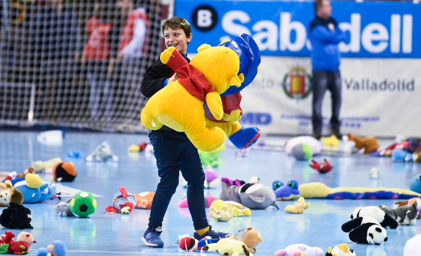 Fotos: Derbi regional entre el Recoletas Atlético Valladolid y el Banca Ademar León