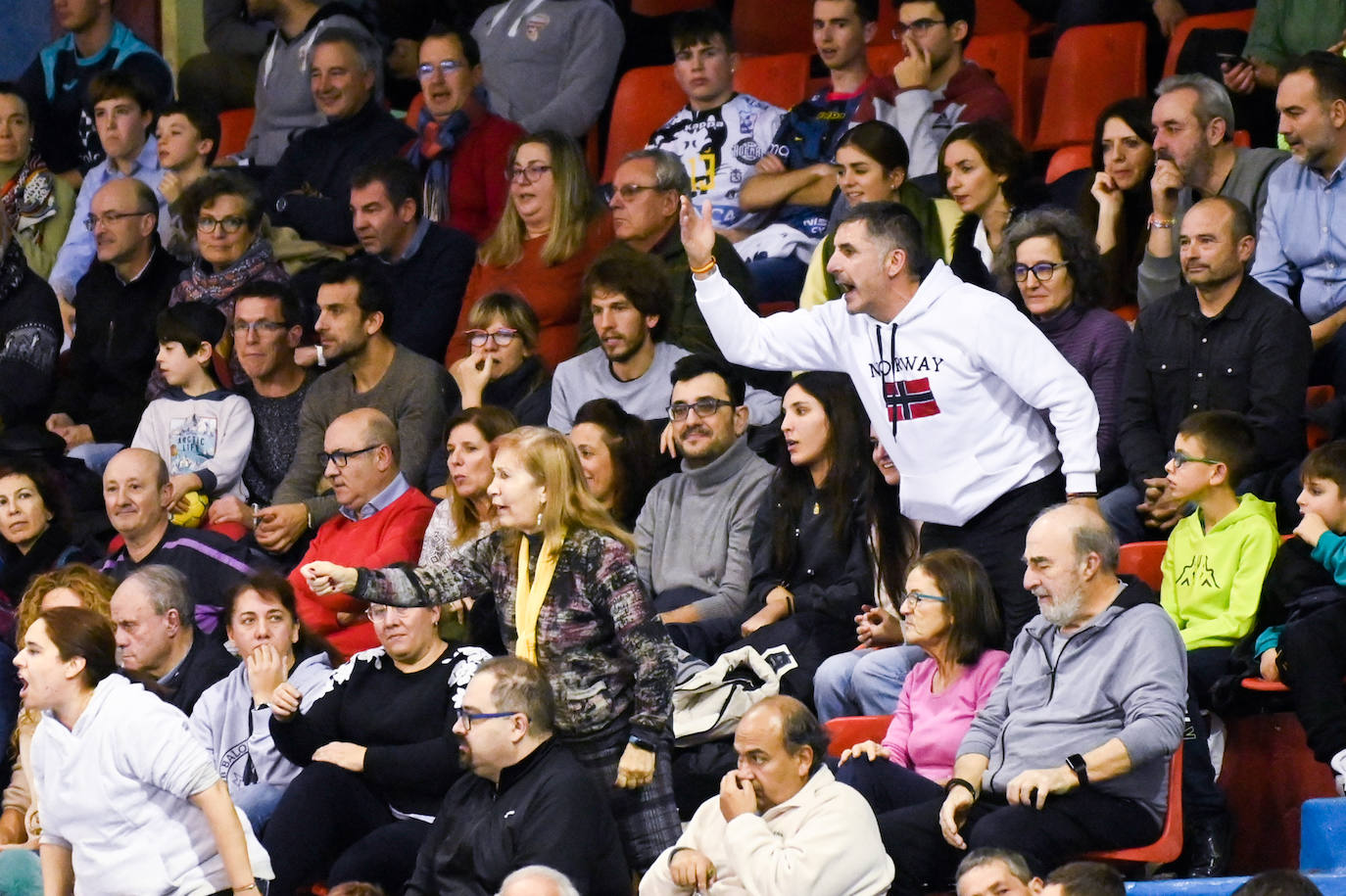 Fotos: Derbi regional entre el Recoletas Atlético Valladolid y el Banca Ademar León