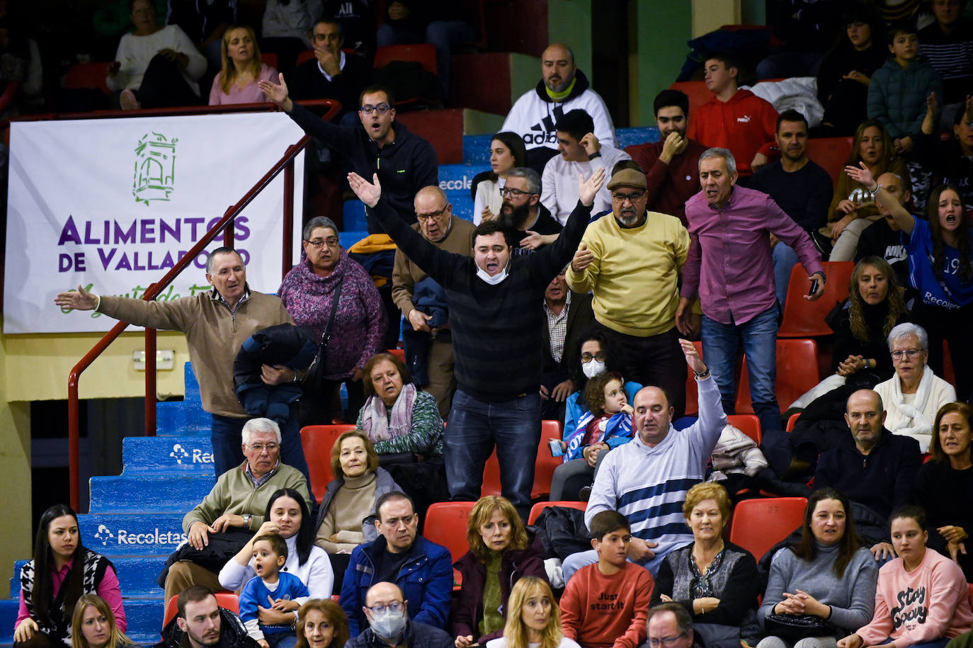 Fotos: Derbi regional entre el Recoletas Atlético Valladolid y el Banca Ademar León