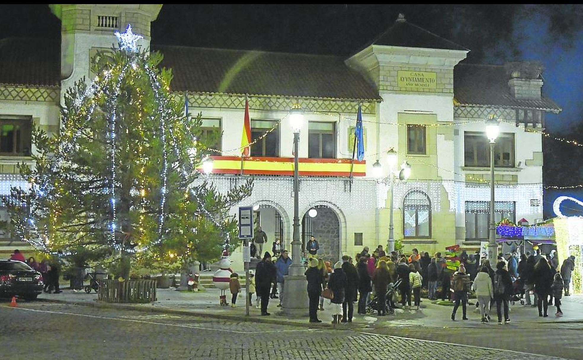 Gran árbol de Navidad instalados en la plaza de la Constitución de El Espinar. 