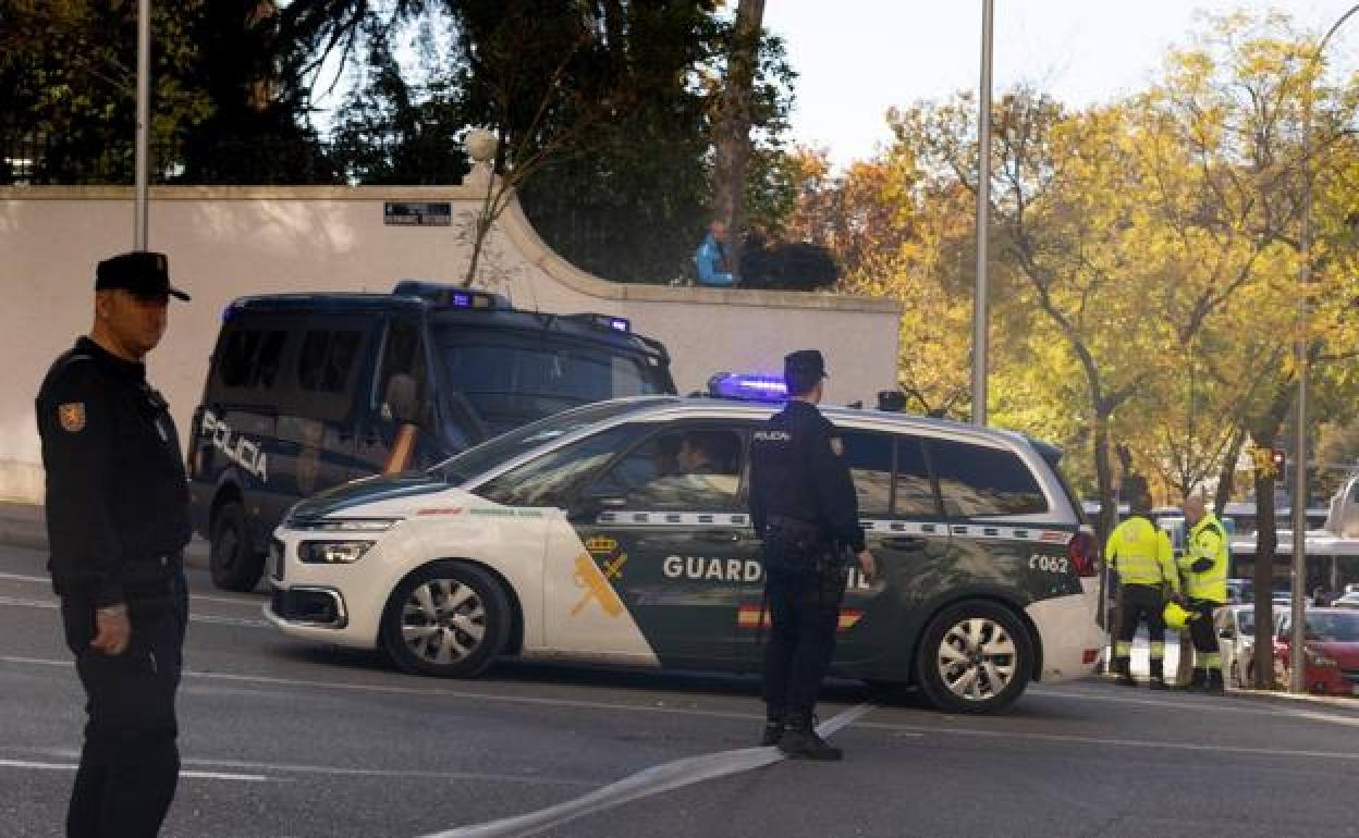 Agentes de Policía y bomberos en la Embajada de EE UU en Madrid donde se recibió un paquete bomba el 1 de diciembre. 