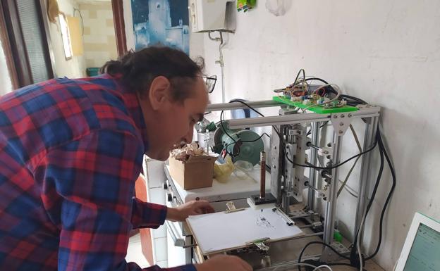 El ingeniero riosecano en su taller con el rúter fabricado por él mismo.. 