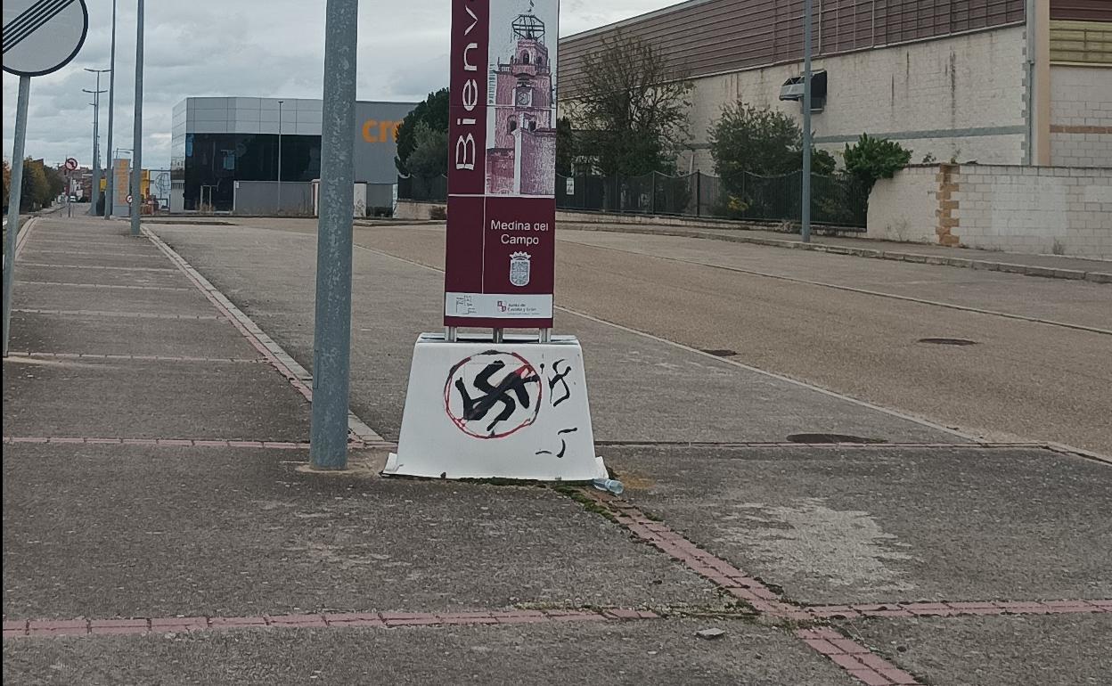 Esvástica en uno de los monolitos que da la bienvenida a la entrada de Medina del Campo, en el acceso por la carretera de La Seca. 
