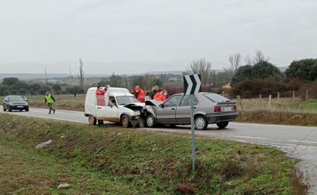 Tres heridos, dos de ellos graves, al colisionar dos turismos en Salamanca