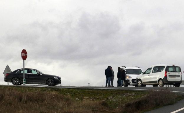 Coches estacionados en el lugar donde se produjo el desmayo en la CL-605.