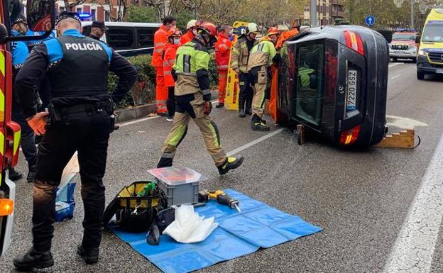 Excarcelan a un hombre tras volcar con su vehículo en el paseo de Zorrilla