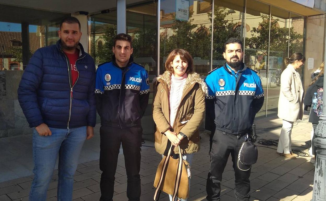 Los nuevos agentes de la Policía Local de Pedrajas de San Esteban con varios ediles del equipo de gobierno.