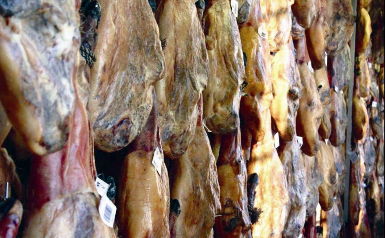 Jamones en el interior de un secadero. 